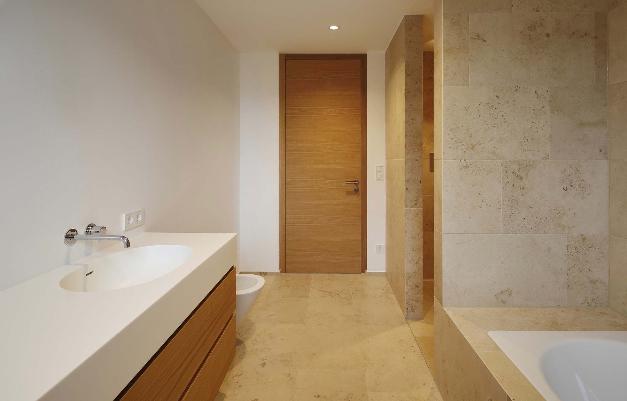 Badezimmer mit Natursteinfliesen