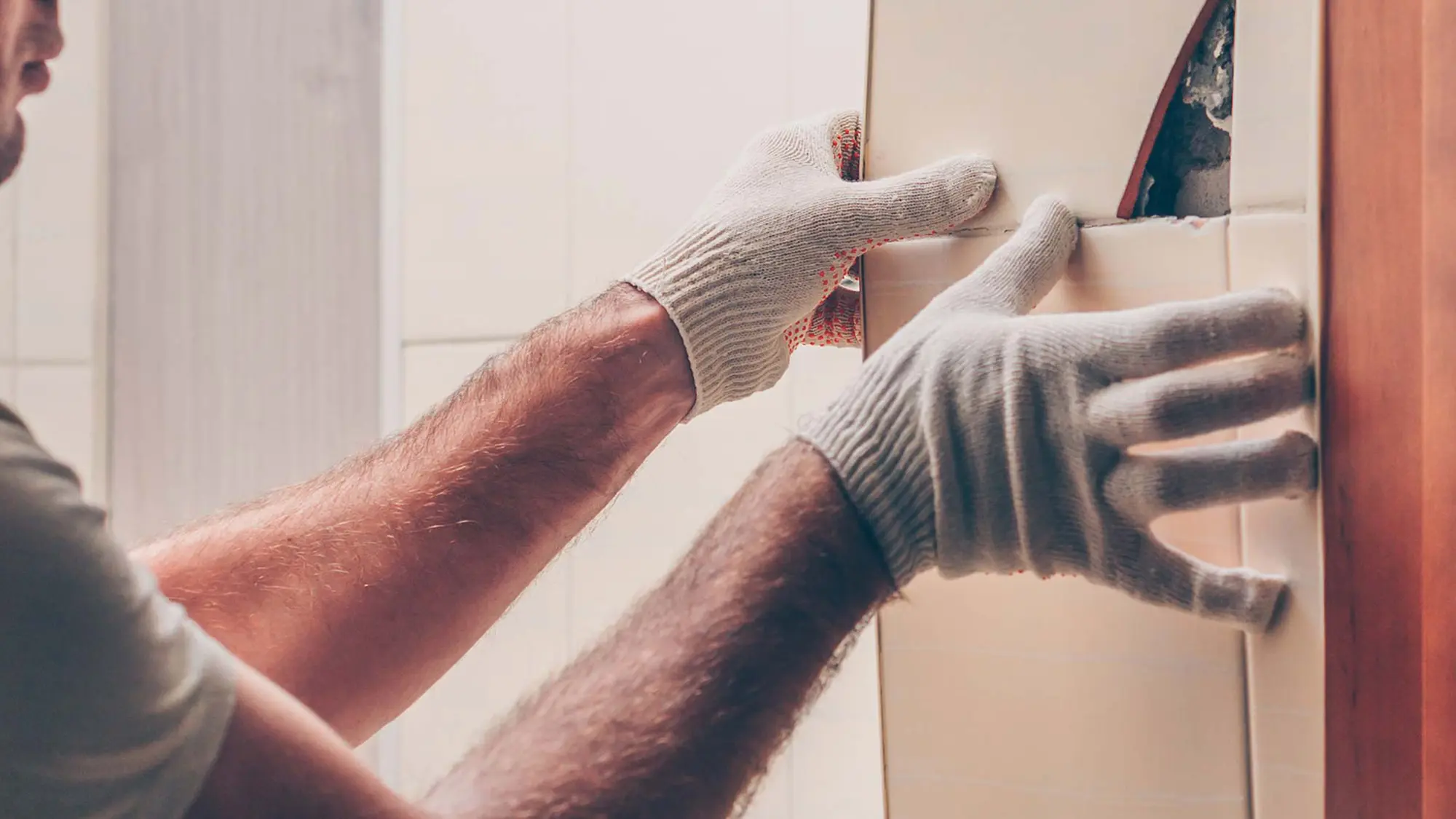 Fliesenleger bei Sanierungsarbeiten