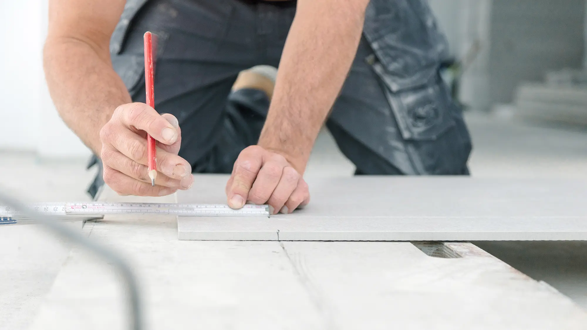 Fliesenleger bei der Arbeit