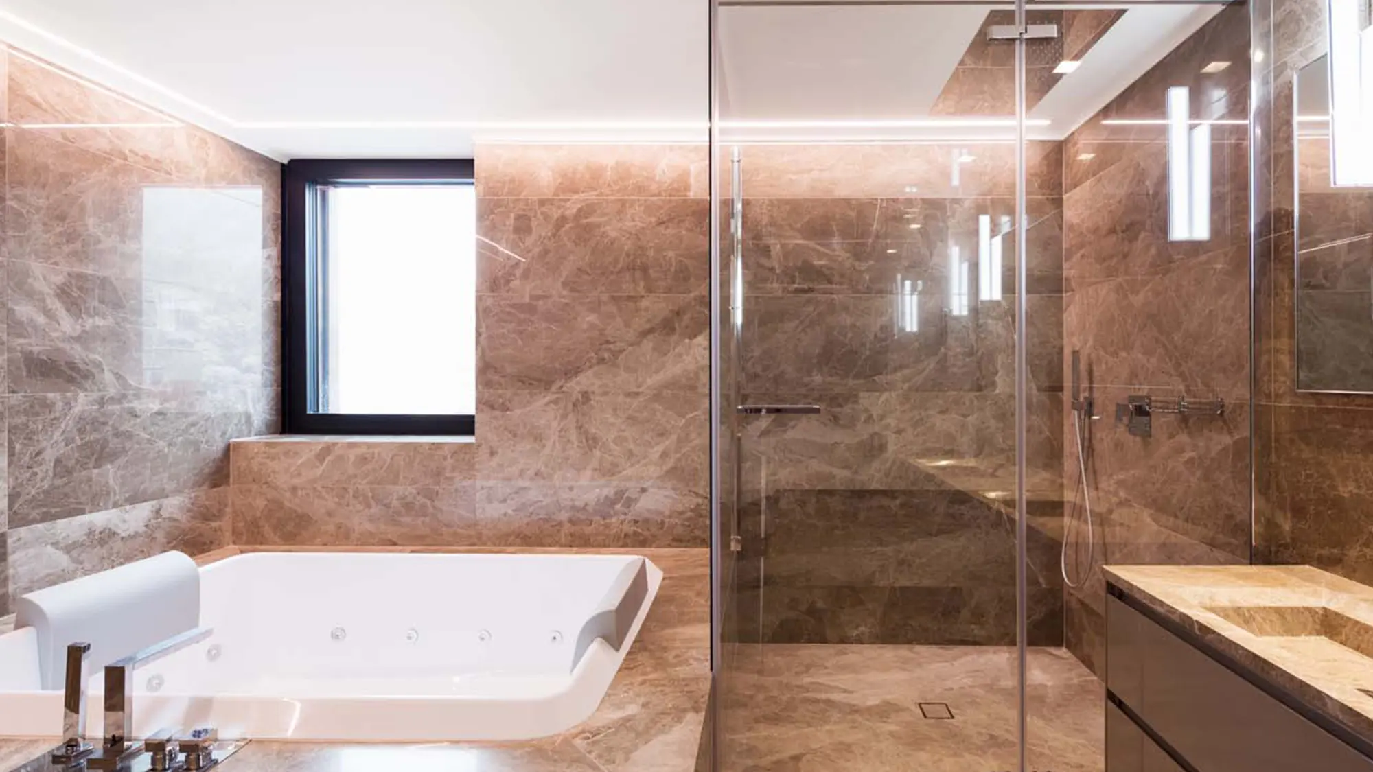 Bad mit Natursteinfliesen