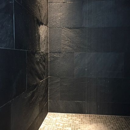 Modernes Badezimmer mit dunklen Fliesen